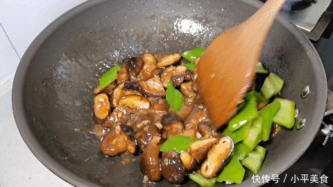 炒香菇时,不要直接就下锅,记住这一点,不放一点肉,味道比肉香