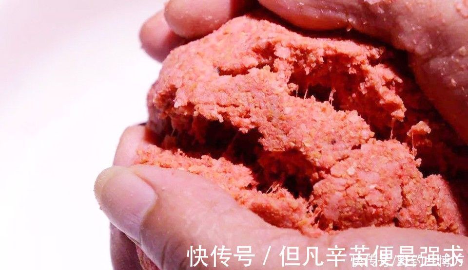 冬季|冬季钓鱼,开饵时加几滴油,饵料入水鱼儿抢着吃,附油的制作方法