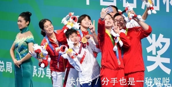 奥运冠军|全红婵管晨辰偶遇,比心合影众人围观!两个奥运冠军,梦幻联动