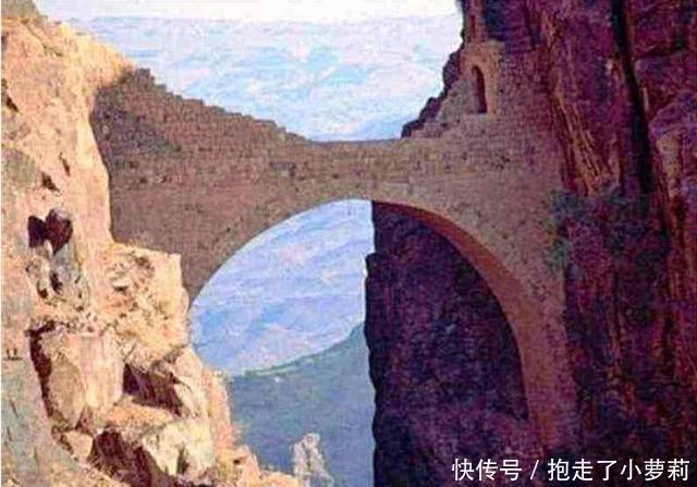 两山|全球最神奇的“悬空桥”：海拔2600米悬在两山间，400年依旧坚固