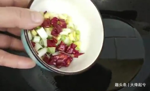 青椒肉丝面的家常做法，味道鲜美，好吃不油腻，做法简单