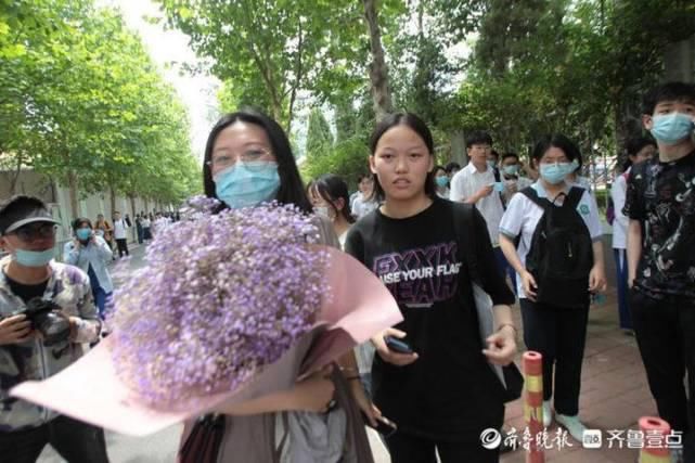 家长|旗袍、鲜花、偶像照片！家长花式陪考用心了