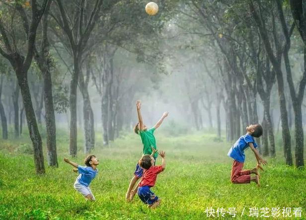 睡眠质量|女孩在幼儿园被孤立，妈妈愤怒投诉，老师：她这样穿谁敢跟她玩