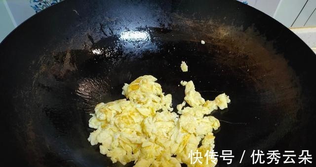 秋冬少吃丝瓜冬瓜多吃这菜,便宜又营养,不放肉也很香,儿子爱吃!