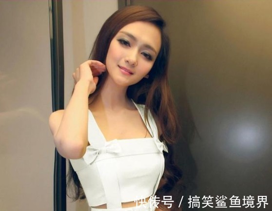 |搞笑GIF图:我总觉得姑娘这衣服是拼接的