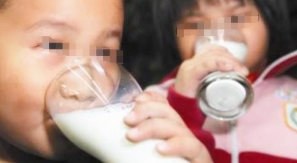 睡前|坚持睡前喝牛奶3年,10岁男孩身高只有1米1,医生:喝奶时间不对