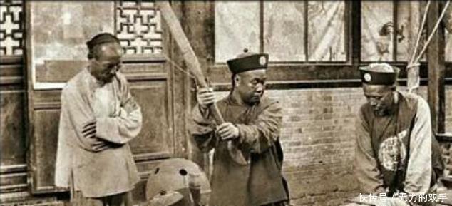 犯人|罕见老照片正在打板子的犯人,镖局的镖头,清朝时期的格格!