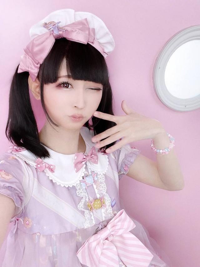 美腿|美女漫画家是伪娘!晒美腿卖自绘T恤真实年龄吓到网友:是大叔啊