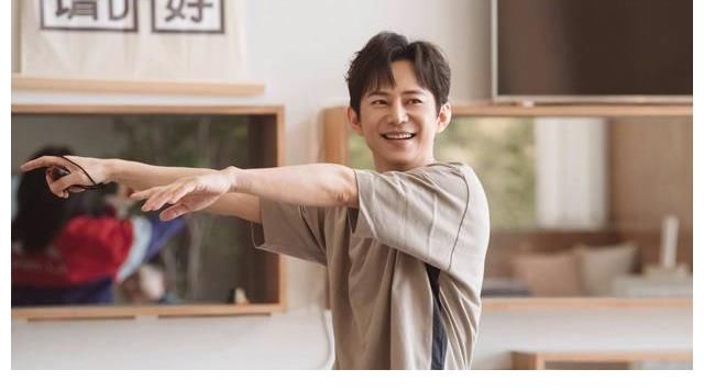 《快乐大本营》正式落幕,何炅复出力撑全场,新节目首播仍被嘲讽