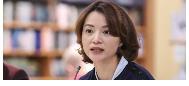 央視一姐董卿，為何連續(xù)四年缺席春晚，背后的真相原因是什么？