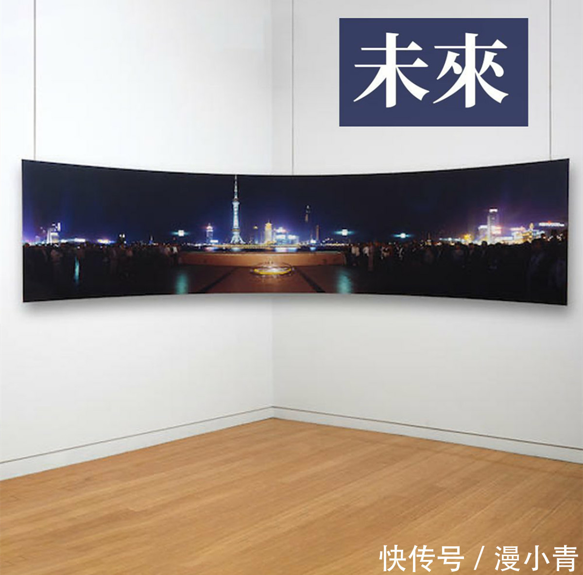 袋子@艺术家躺在街头的袋子里,不同搭配象征着人们与过去、现在和未来