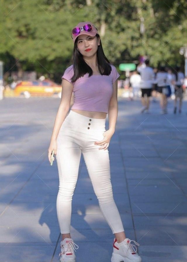 淡粉色短T搭配白色修身裤,运动感十足,青春靓丽