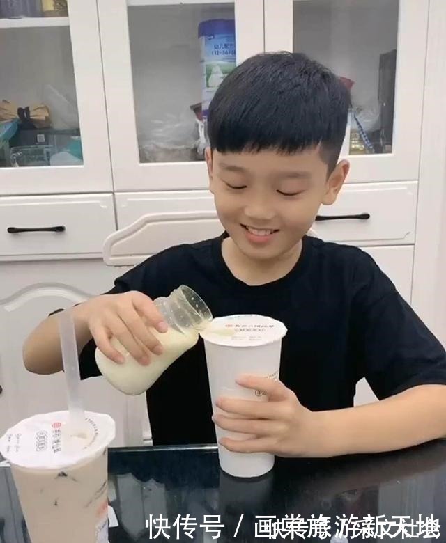 纸杯|妹妹想喝哥哥的珍珠奶茶,哥哥用笔给妹妹“画”了一杯,妈妈笑翻