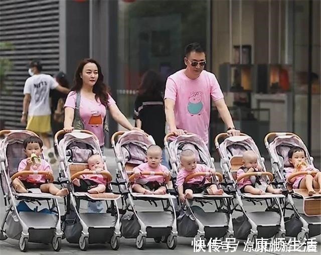 头胎|头胎双胞胎女儿,二胎四胞胎儿子,小两口带6个娃逛街太拉风