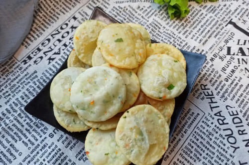 面粉新吃法,无需发面,开水一烫就搞定,个个鼓大泡,比油条还香