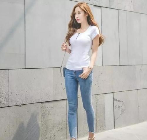 曲线|紧身牛仔裤穿出了“花样”！真是显气质又减龄，凸显身材曲线！