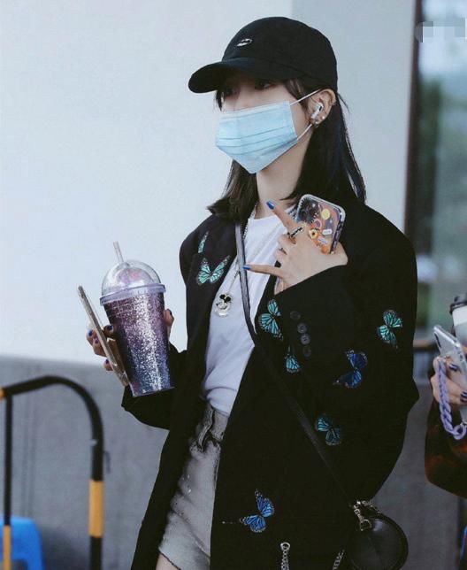  线条|纯黑跟大白腿绝配！超短裤系列外搭黑色外套太显白了，越看越过瘾