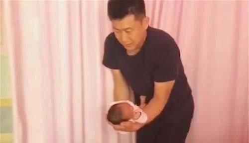 脚丫|“慌张爸爸”走红,醒来后摸脚丫、探鼻息,宝妈调侃娃还活着呢