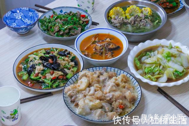 辣椒炒牛肉|堂姐过生日,妈妈花一百多块钱做了一桌菜,大伙都吃嗨了!