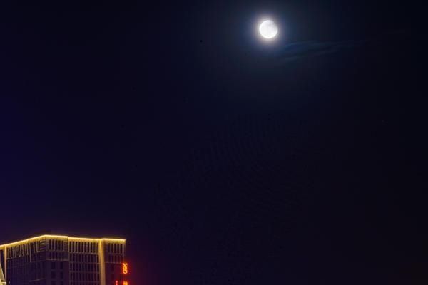 ！超级月亮邂逅月全食 天涯共此时！超级月亮邂逅月全食，夜空上演“血色浪漫”