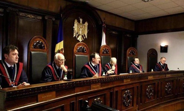 作品@俄罗斯一保安上班无聊,几笔险些毁了600万油画,后来怎么样了?