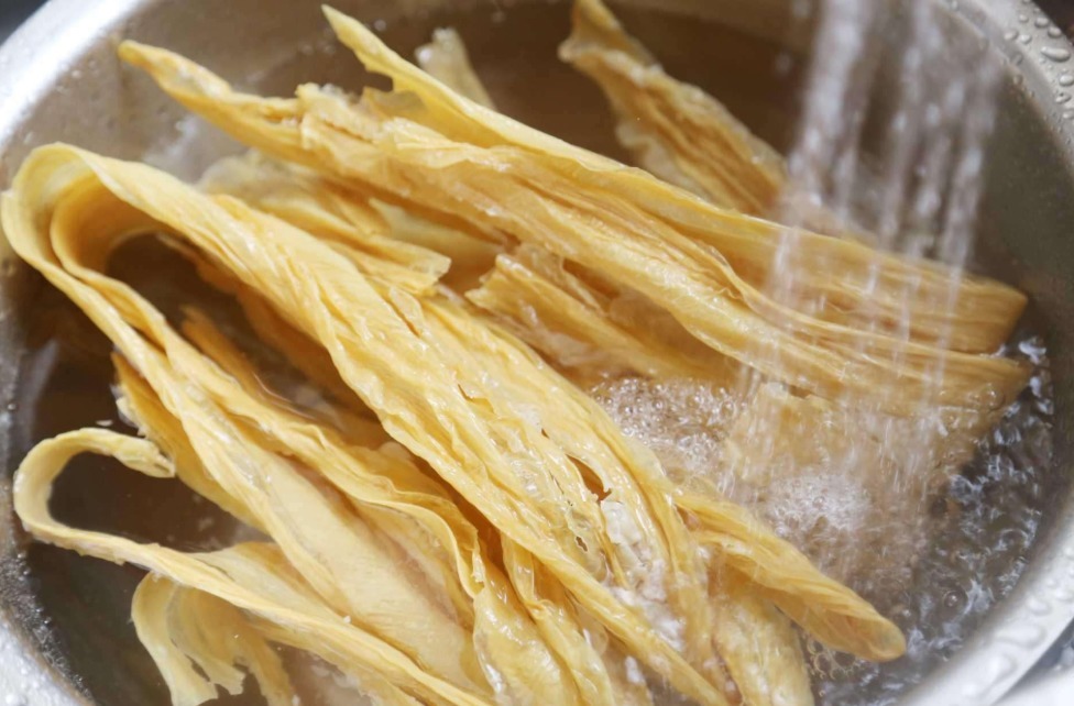 大厨|泡腐竹，用冷水泡“太慢”大厨教你1招，5分钟泡发，筋道无硬芯