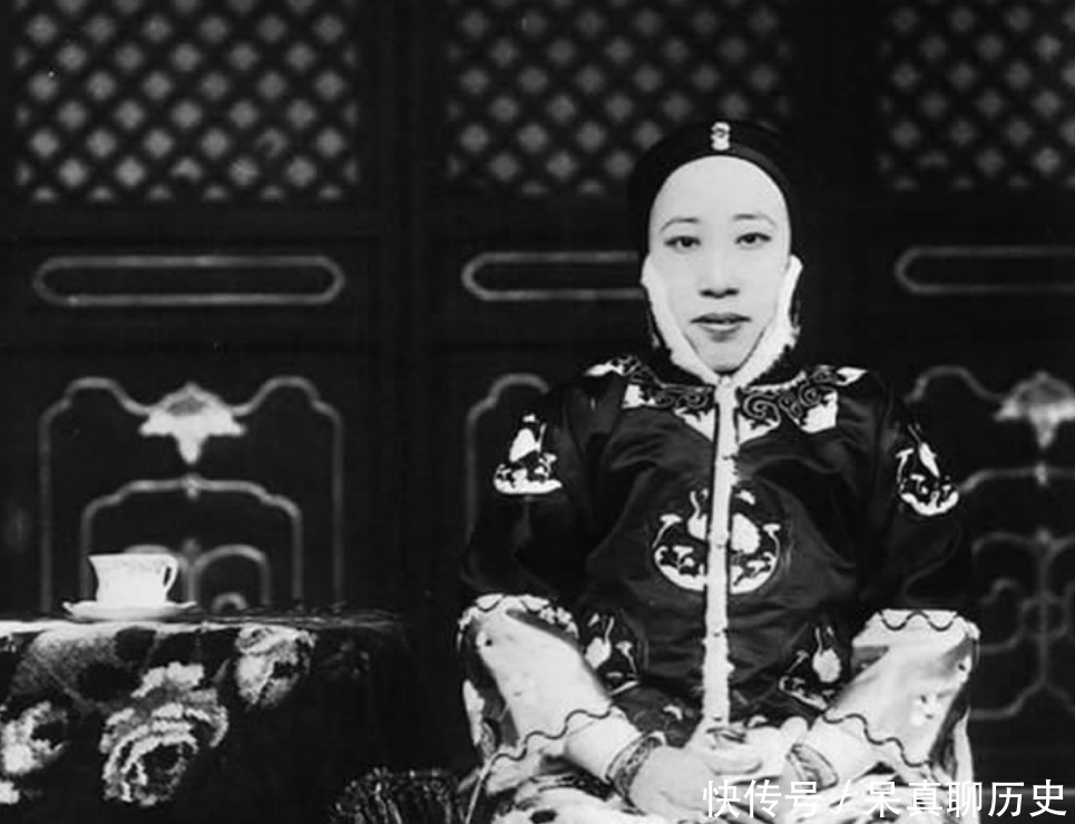 老照片中|清朝大臣的妻妾老照片：李鸿章夫人端庄秀美，诰命夫人惊艳霸气！