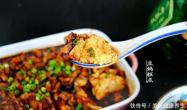 冷天,豆腐和鸡蛋一起蒸,简单又营养,孩子连吃2碗米饭