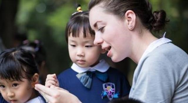 老二小|弟弟趁着姐姐看电视,站在姐姐旁偷吃鸡腿,姐姐一低头被萌到了
