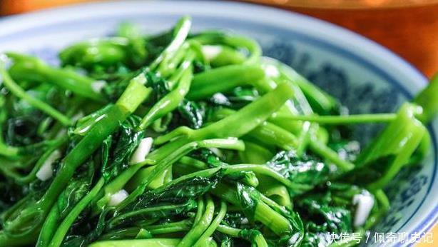 青菜|炒青菜,最忌洗了就下锅炒!做好3点,青菜鲜嫩翠绿,像饭店炒的