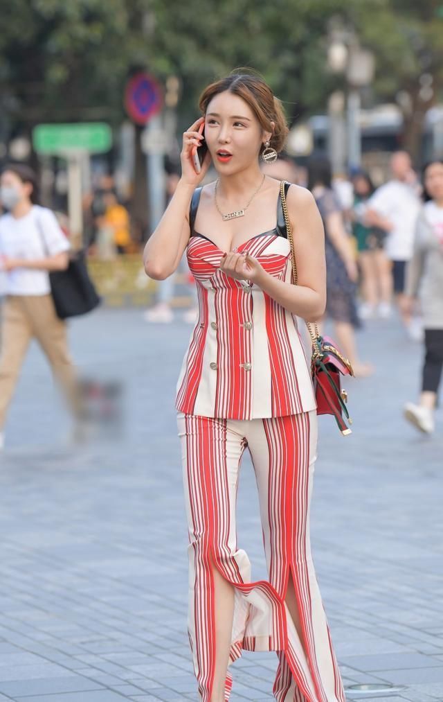 街拍条纹套装女神,在人群中那么显眼