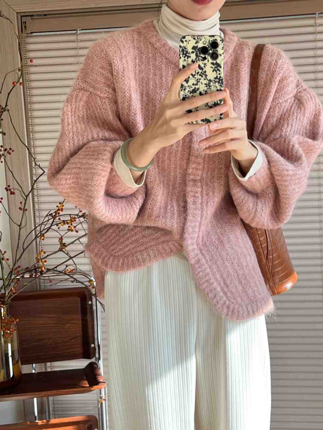 qq秀|开春不知道怎样穿?用粉色毛衣搭配这几条下装,真的封神了