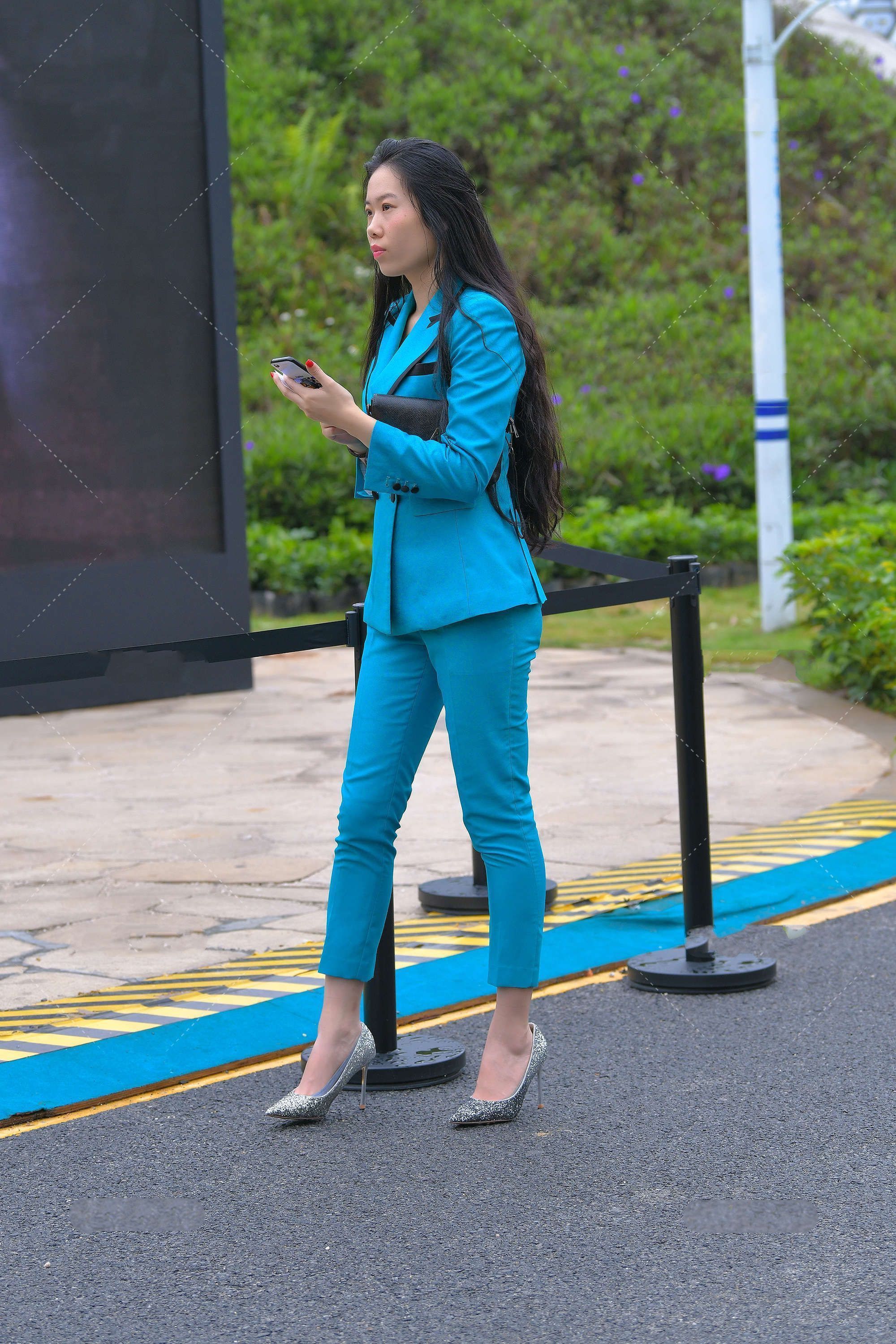 女生 长发及腰的女生更适合穿套装, 蓝色套装搭配高跟鞋很有气质
