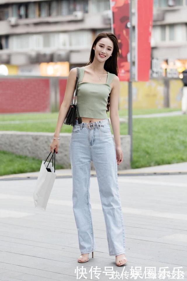 牛仔裤|牛仔裤穿搭要休闲个性一些，才能展现青春的风貌，提升造型新鲜感