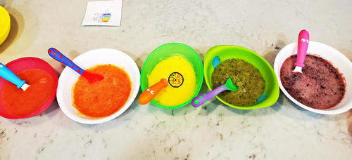 疫情宅家，无所事事，小朋友自己动手做了个纯水果彩虹棒冰