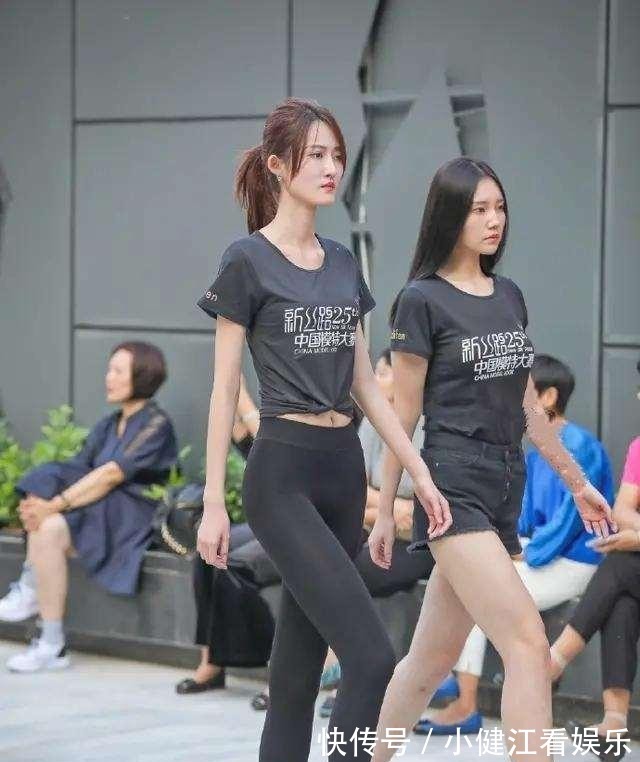 搭配|凹凸紧致的连衣裙美女,装扮才能显得优雅精致,懒散随意