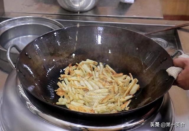 做法|厨师长分享莲藕新吃法，地道老式做法，一煎一顿，出锅比肉还香