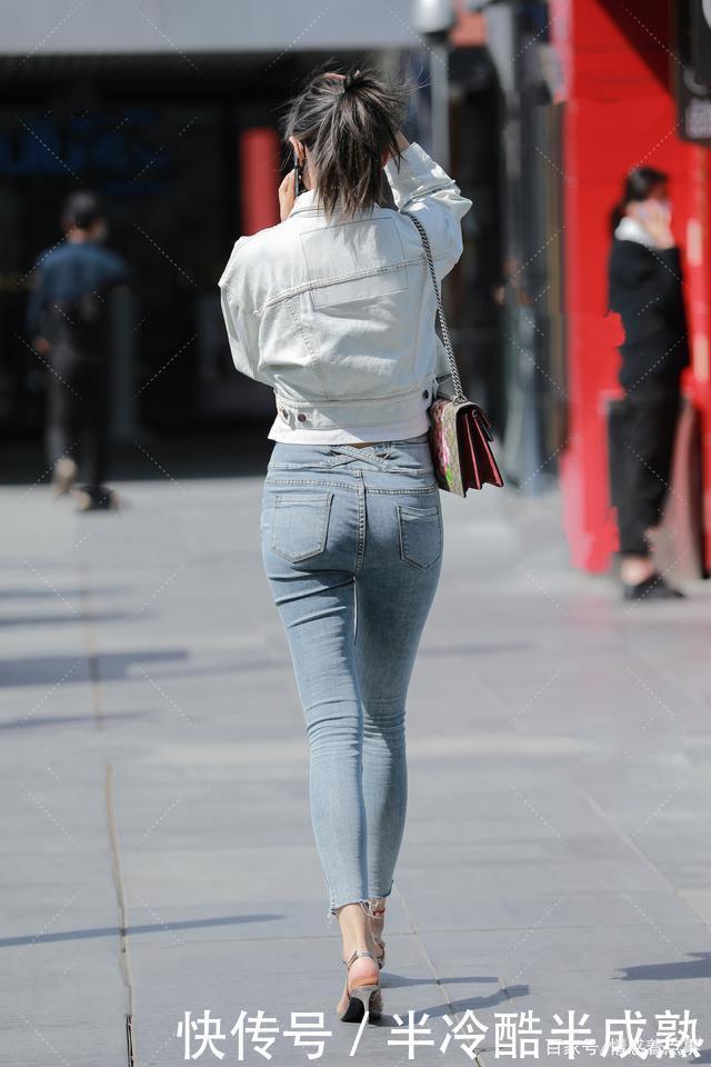 时尚穿搭牛仔夹克,搭配紧身牛仔裤,尽显简约时尚气质