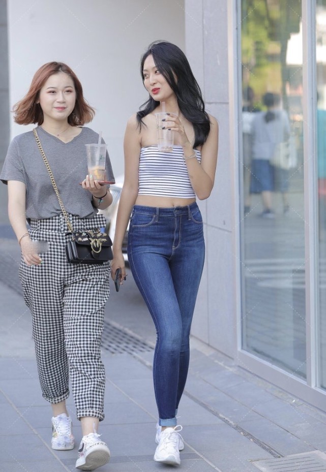 格纹 格纹抹胸装吸引路人的眼球，经典高腰牛仔裤突显大长腿更有魅力