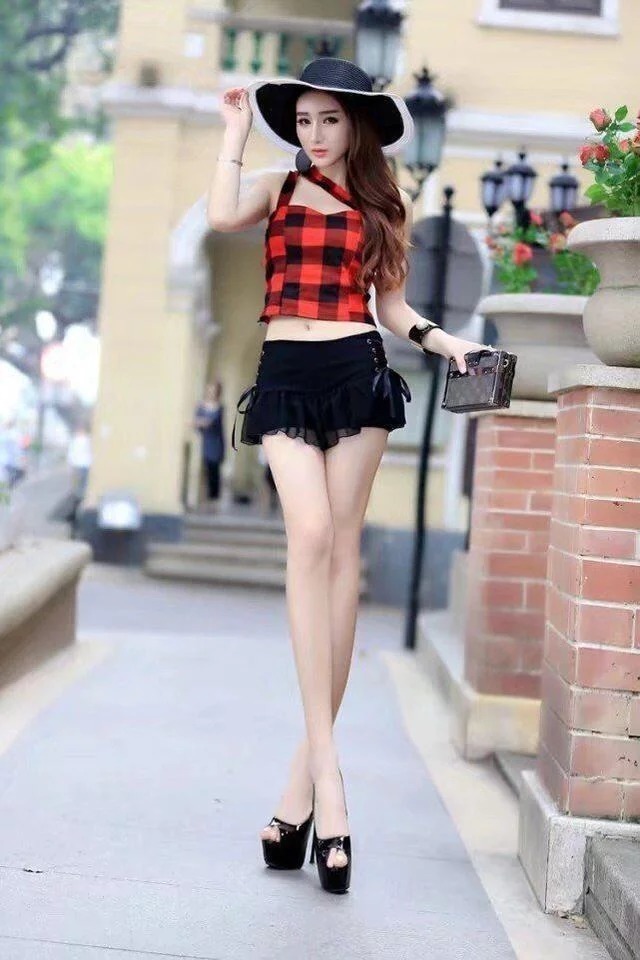 街拍：小姐姐短裙配丝袜，外搭一双高跟鞋，完美变身时尚女神