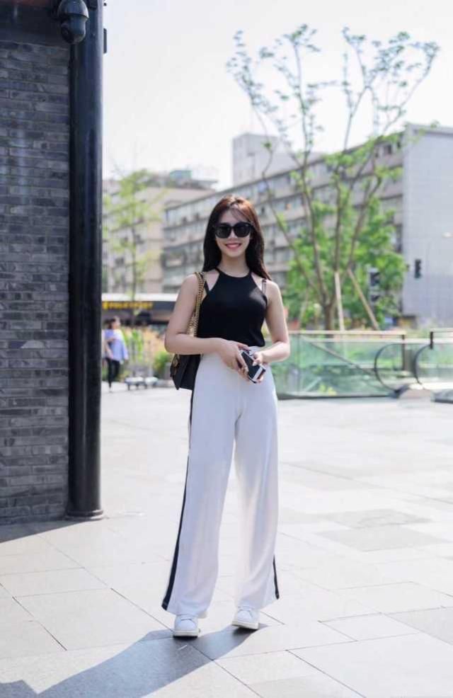 搭配清爽利落的版型上身非常有型，青春阳光显得美观又简练大气