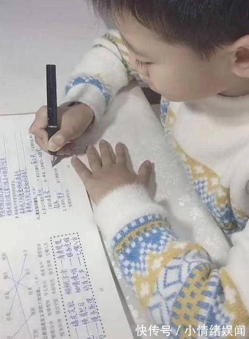 工整!9岁男孩一手“印刷字体”走红,看了不忍扣分,被赞当代王羲之