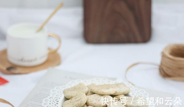 鸡蛋黄|香浓可口的黑芝麻饼干，制作简单，美味又健康！