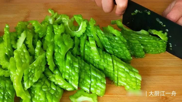 爽口|入伏后,苦瓜就得这样吃,一点苦味也没有,清凉爽口还解腻