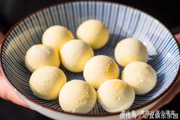 大年初一吃汤圆,皮薄馅大吃着还流沙,咬一口很满足,比饺子还香