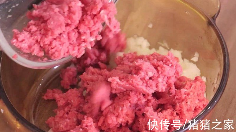 超硬核美食！满满的肉香，3分钟学会牛肉热狗，看着就想吃