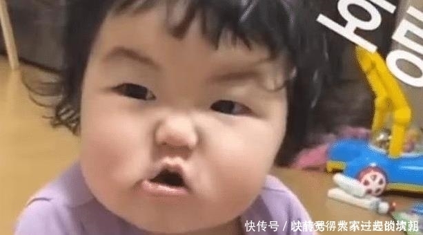孩子|宝宝被阻止吃肉，脸很快拉了下来，舅舅在一旁哭笑不得