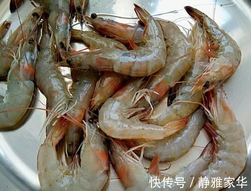 煮大虾时,别往锅中加水了,大厨教我1招,虾肉鲜味足嫩滑不老