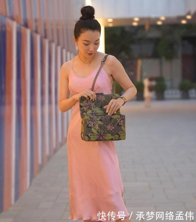 搭配|经典简约的连衣裙,非常适合时尚美女的日常穿搭,穿出你的品位