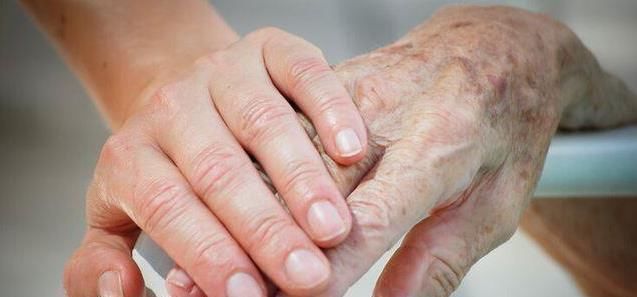 养老院#为何老人临终前,嘴里会说些胡话?专家表示:那可不是胡话